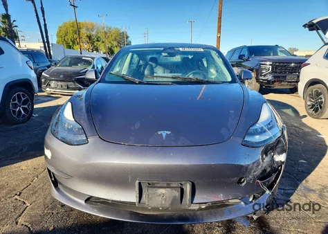 2022 Tesla Model 3 z USA, uszkodzony, nr VIN 5YJ3E1EB0NF259532